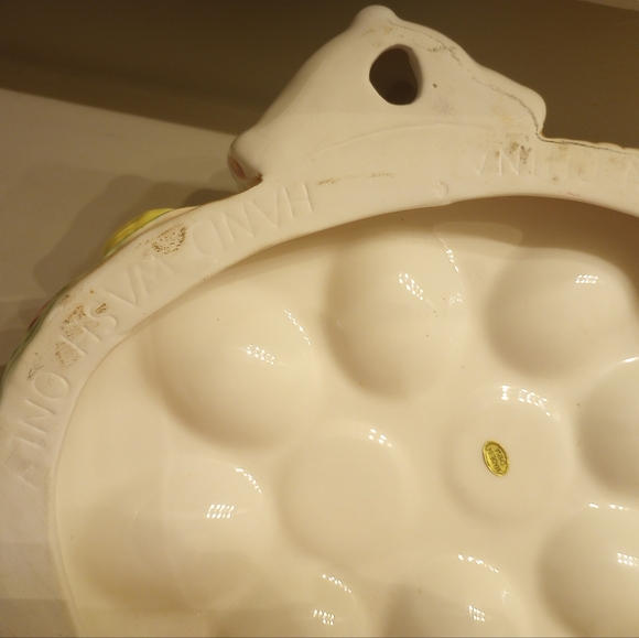 Ceramic Easter Egg Display Plate and matching salt and pepper shakers - Picture 11 of 11